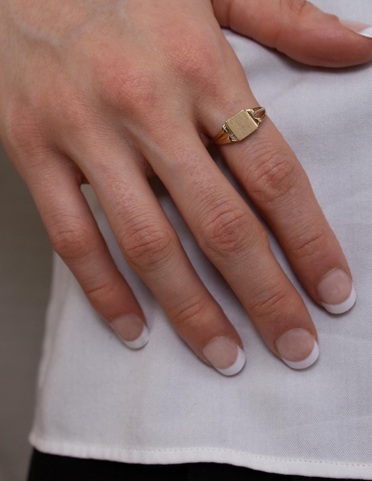 Gold square signet ring online