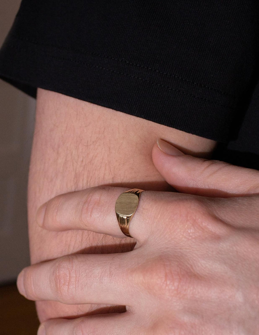 Essential Men's Signet Ring | 10k Gold